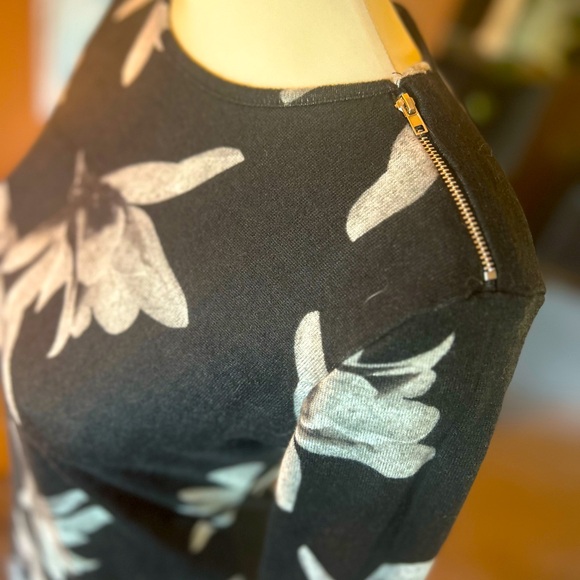 Black long sleeve flower dress - Picture 2 of 2